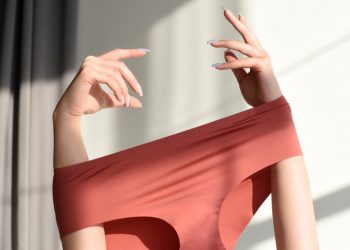 SOS Sexo: ‘Dormir sem calcinha realmente ajuda a prevenir candidíase?’