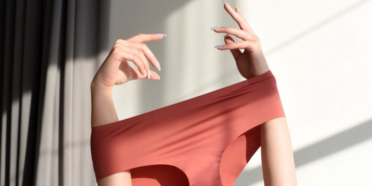 SOS Sexo: ‘Dormir sem calcinha realmente ajuda a prevenir candidíase?’